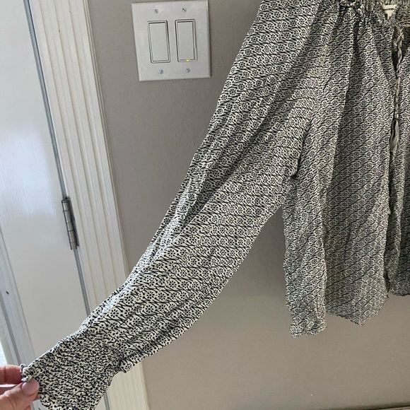 Max Studio Ladies XL Rayon white & Black Blouse 👚 - Picture 2 of 5